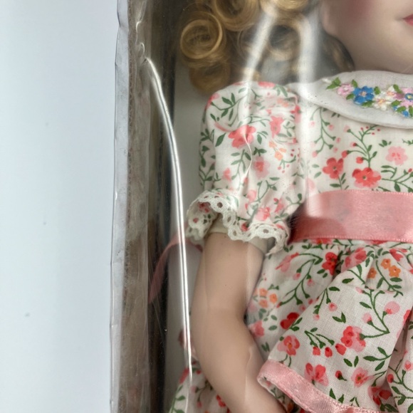 Vintage Treasure In Lace 15" Porcelain Doll Open Box Great Condition - Picture 11 of 13